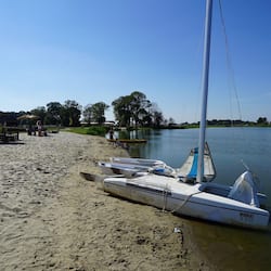 Private beach, sun loungers, beach volleyball, kayaking