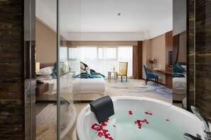 Minibar, in-room safe, desk, blackout curtains - Headquarter International Hotel (Guangzhou)