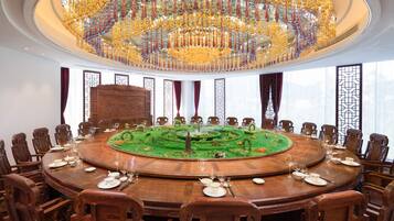 3 restaurantes, café da manhã, culinária internacional