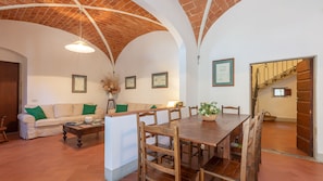 Apartment, 4 Schlafzimmer, Terrasse (Duplex Bicocchi Giardino) | Wohnbereich