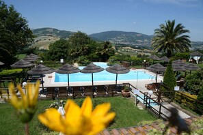 Piscina all'aperto, ombrelloni da piscina, lettini