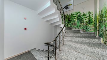 Roupas de cama premium, camas Select Comfort, frigobar