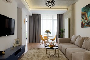 Appartement Standard, balcon | Salle de séjour | TV connectée de 128 cm avec chaînes par câble, télévision