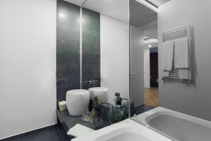 Duplex Apartment | Bathroom | Bathtub, deep soaking tub, free toiletries, hair dryer - Novum Aparthotel (Bucharest)
