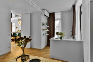 Appartement | Coin séjour | TV connectée de 128 cm avec chaînes par câble, télévision