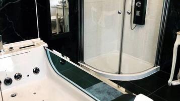 Classic Double Room, 1 King Bed, Non Smoking | Bathroom | Combined shower/bathtub, designer toiletries, hair dryer, towels