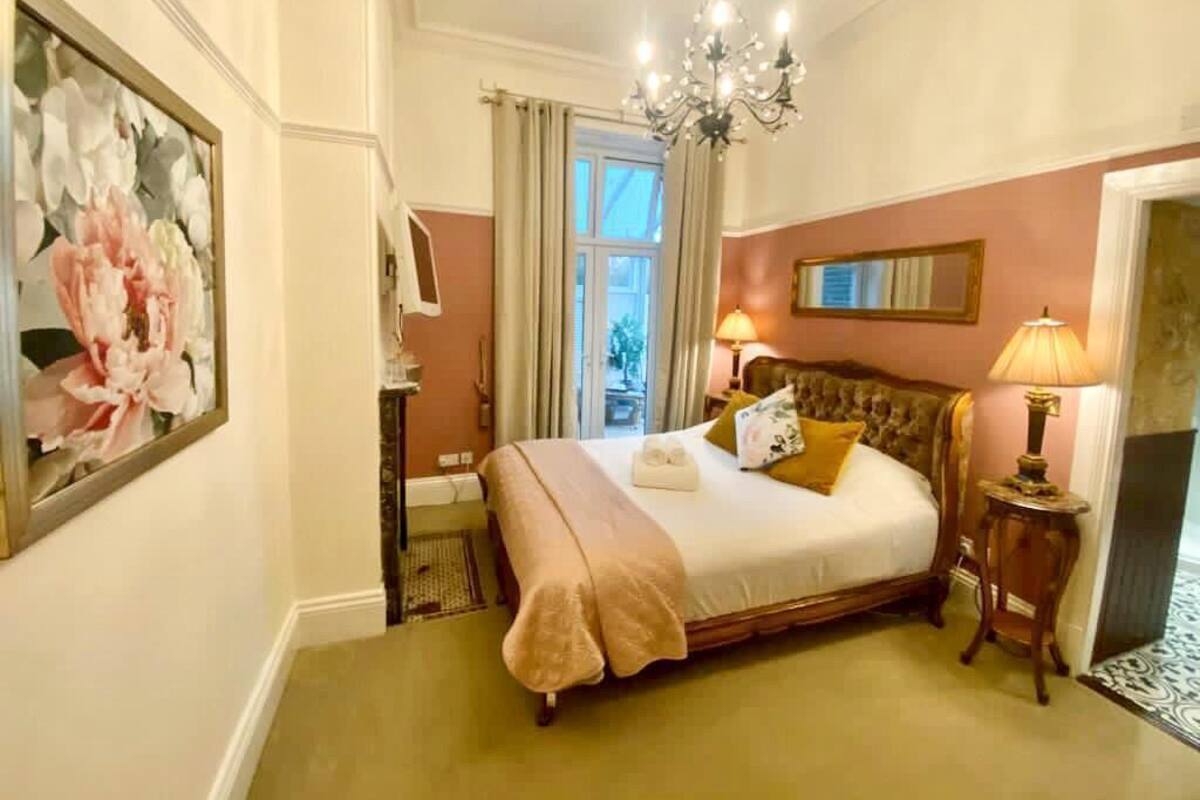 Premium bedding, down duvets, individually decorated, iron/ironing board