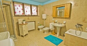 Double Room (Niccolò) | Bathroom | Free toiletries, hair dryer, bidet