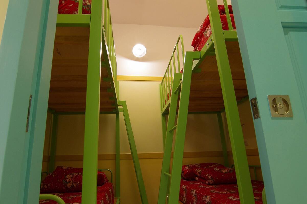 Quartos à prova de som, Wi-Fi de cortesia, roupa de cama