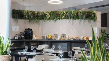 Colazione a buffet, servita tutte le mattine (8 EUR a persona)