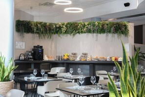 Daily buffet breakfast (EUR 8 per person) - Break Hotel (Ospedaletto Lodigiano)