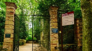 Ein begrenzter Zugang zum Parc Nou, einem Naturpark mit einem Backsteinbau und einem Schild, das ihn als Vulkaneuseum kennzeichnet.