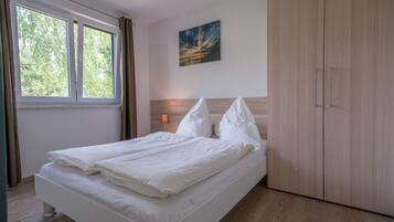 Tirai kedap cahaya, kedap suara, dan setrika/meja setrika