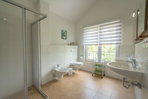 Separate tub and shower, deep soaking tub, bidet, heated floors - Ferienpark Rübezahl am Müggelsee (Berlin)