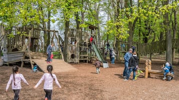 Lasten leikkialue ulkona