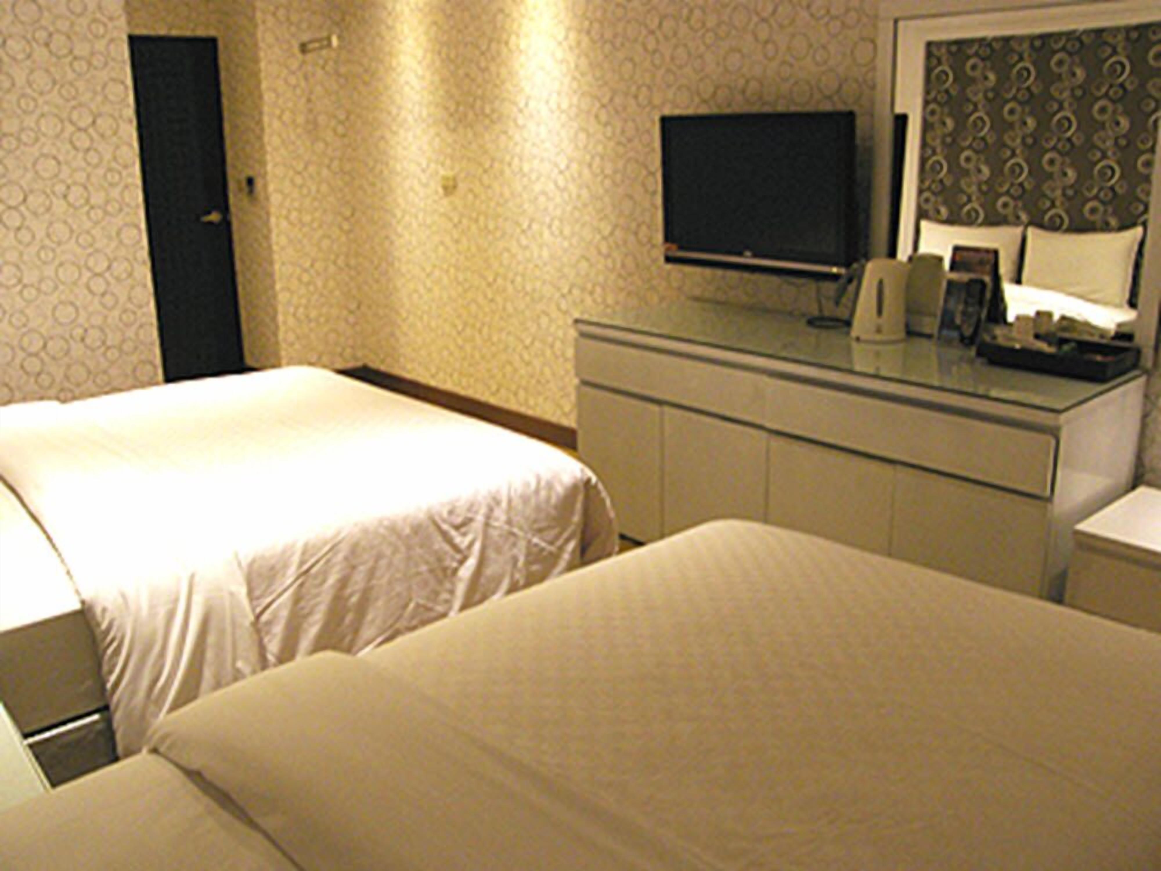 スタンダード トリプルルーム | デスク、遮光カーテン、WiFi (無料)、ベッドシーツ