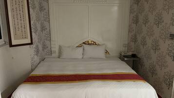 Quarto quádruplo básico, 2 camas Queen | Escrivaninha, cortinas blackout, Wi-Fi de cortesia, roupa de cama