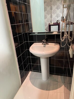 Basic Quadruple Room, 2 Queen Beds | Bathroom