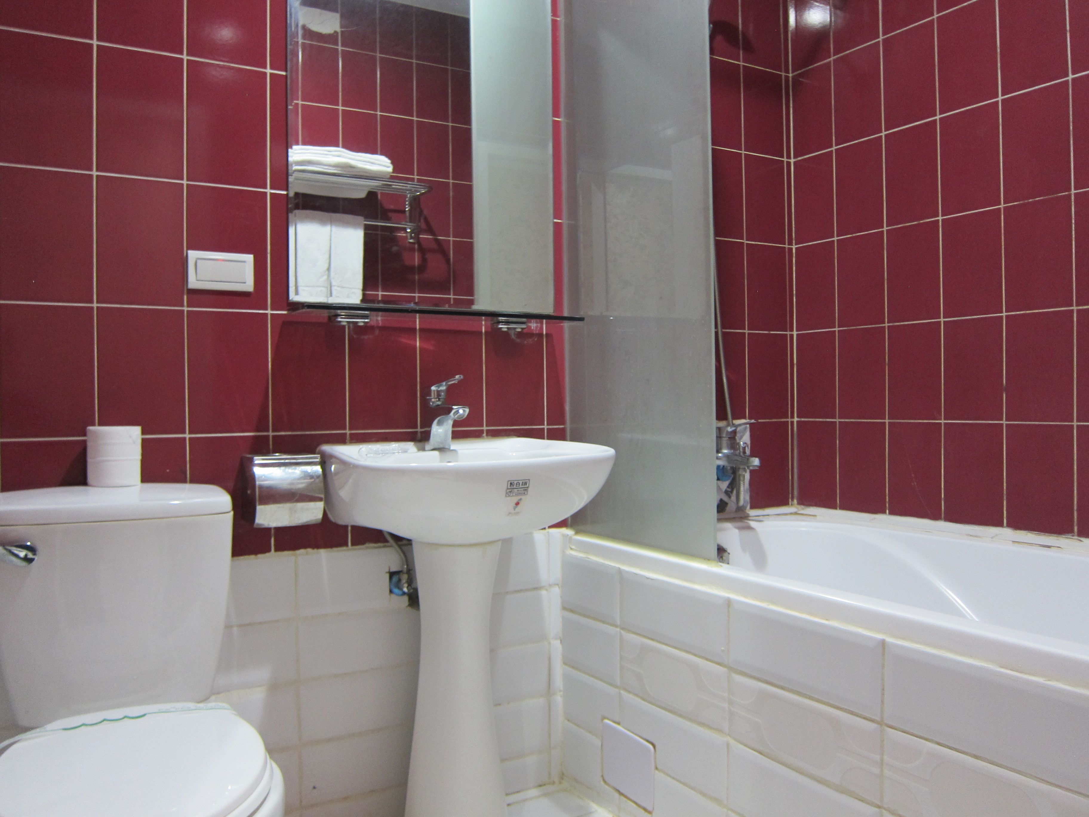 A bathroom with a toilet, sink, and bathtub.