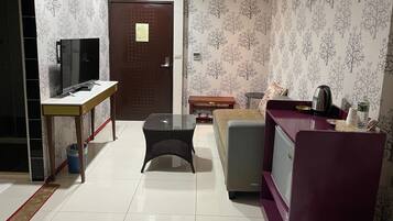 Basic Quadruple Room, 2 Katil Ratu (Queen) | Ruang tamu | TV LCD