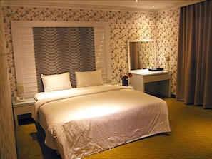 Standard Double Room | Desk, blackout curtains, free WiFi, bed sheets - Tu Cheng Hotel (New Taipei City)