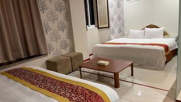 Basic Quadruple Room, 2 Katil Ratu (Queen) | Meja, langsir/tirai gelap terus, Wi-fi percuma, cadar katil