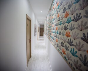 Habitación con 2 camas individuales | Área de sala de estar | Televisión de pantalla plana