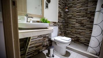 Deep soaking tub, towels