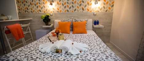 Basic Double Room | Desk, soundproofing, free WiFi, bed sheets