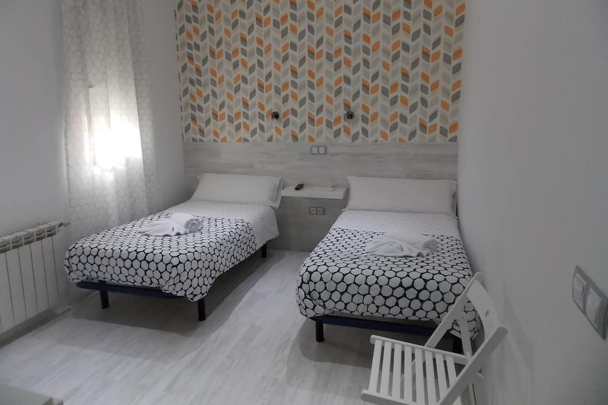 Twin Room | Desk, soundproofing, WiFi (free), bed sheets