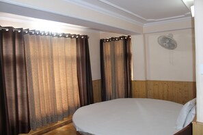 Escritorio, wifi gratis y ropa de cama 