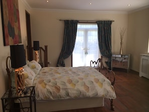 Premium bedding, individually decorated, individually furnished, desk - Retreat at The Knowe Auchincruive Estate (Ayr)