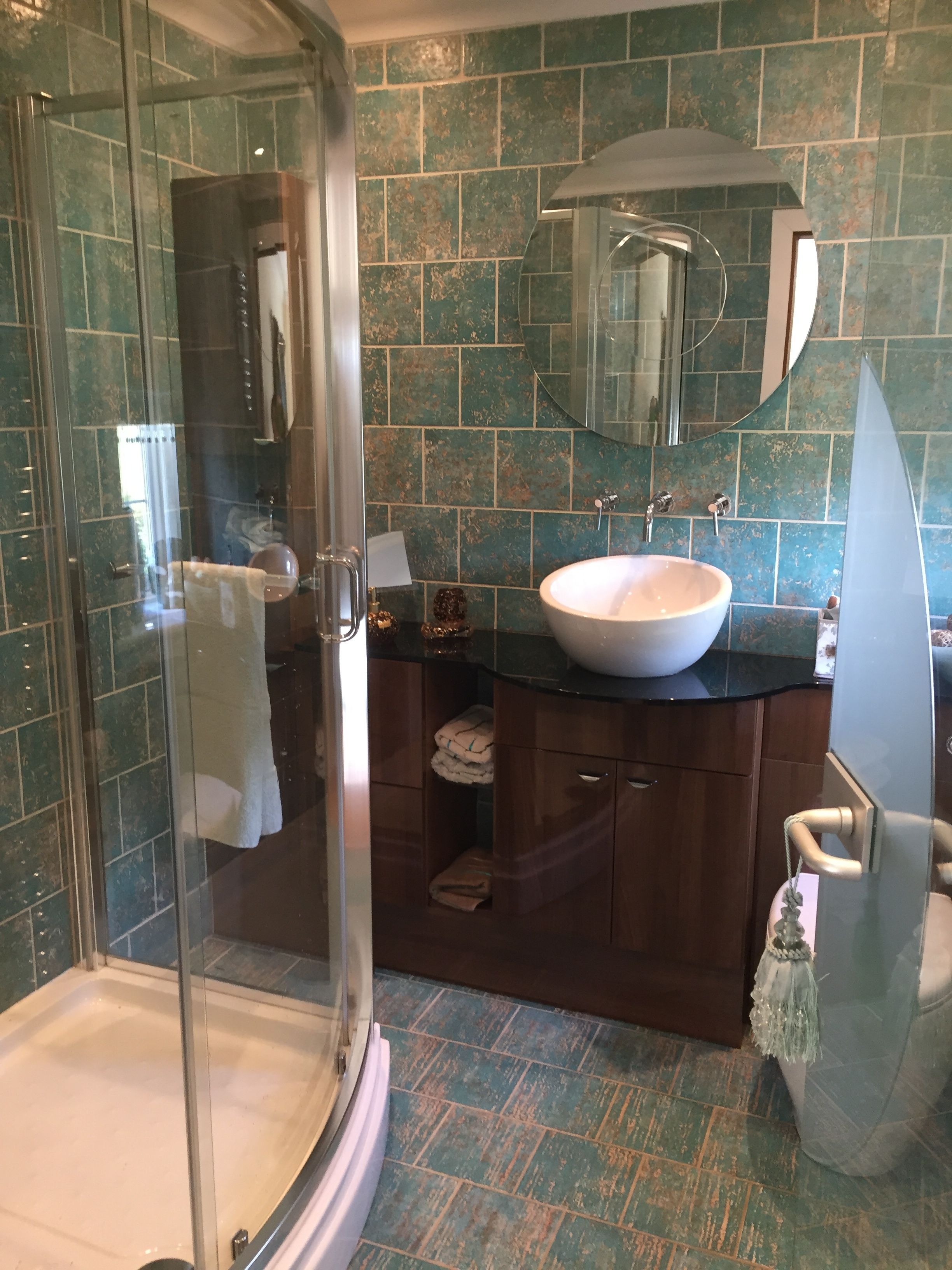 Deluxe suite (Copper Verde) | Bathroom shower