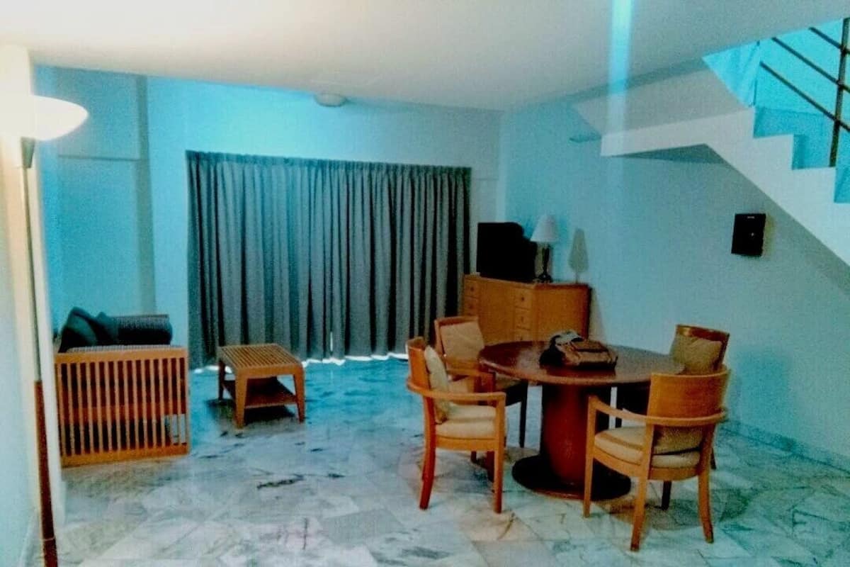 Villa superior, 3 habitaciones, balcón, en el área del patio | Área de sala de estar | Televisión 