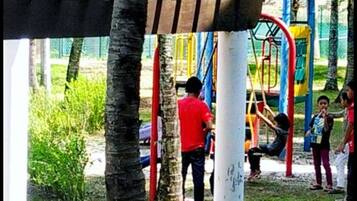 Área de juegos infantiles al aire libre