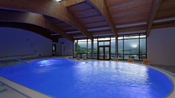 Indendørs pool, åben fra kl. 07.00 til kl. 20.00, liggestole
