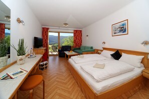 Hypo-allergenic bedding, desk, blackout drapes, bed sheets - Osserhotel (Lohberg)