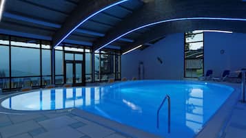 Piscine couverte, accÚs possible de 07 h 00 à 20 h 00, chaises longues