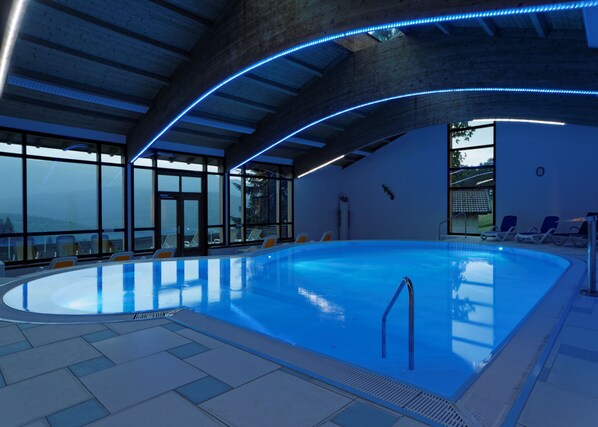 Indoor pool, open 7 AM to 8:00 PM, sun loungers - Osserhotel (Lohberg)