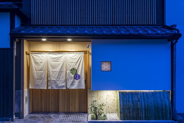 Front of property – evening/night - Kusamakura Kyoto Kawaramachi (Kyoto)