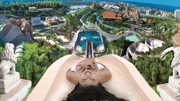 Un resort con piscina, estatuas y vistas del entorno.