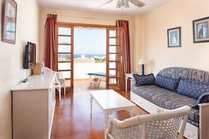 Tabla de planchar con plancha, wifi gratis, ropa de cama