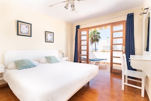 Tabla de planchar con plancha, wifi gratis, ropa de cama