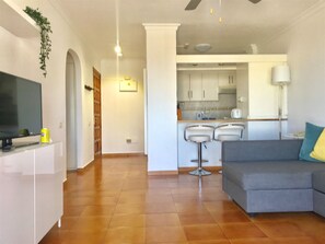 Standard One Bedroom | 전용 주방 | 냉장고, 전자레인지, 오븐, 쿡탑