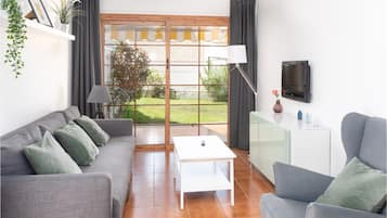 Standard One Bedroom | Área de sala de estar | Televisión de pantalla plana