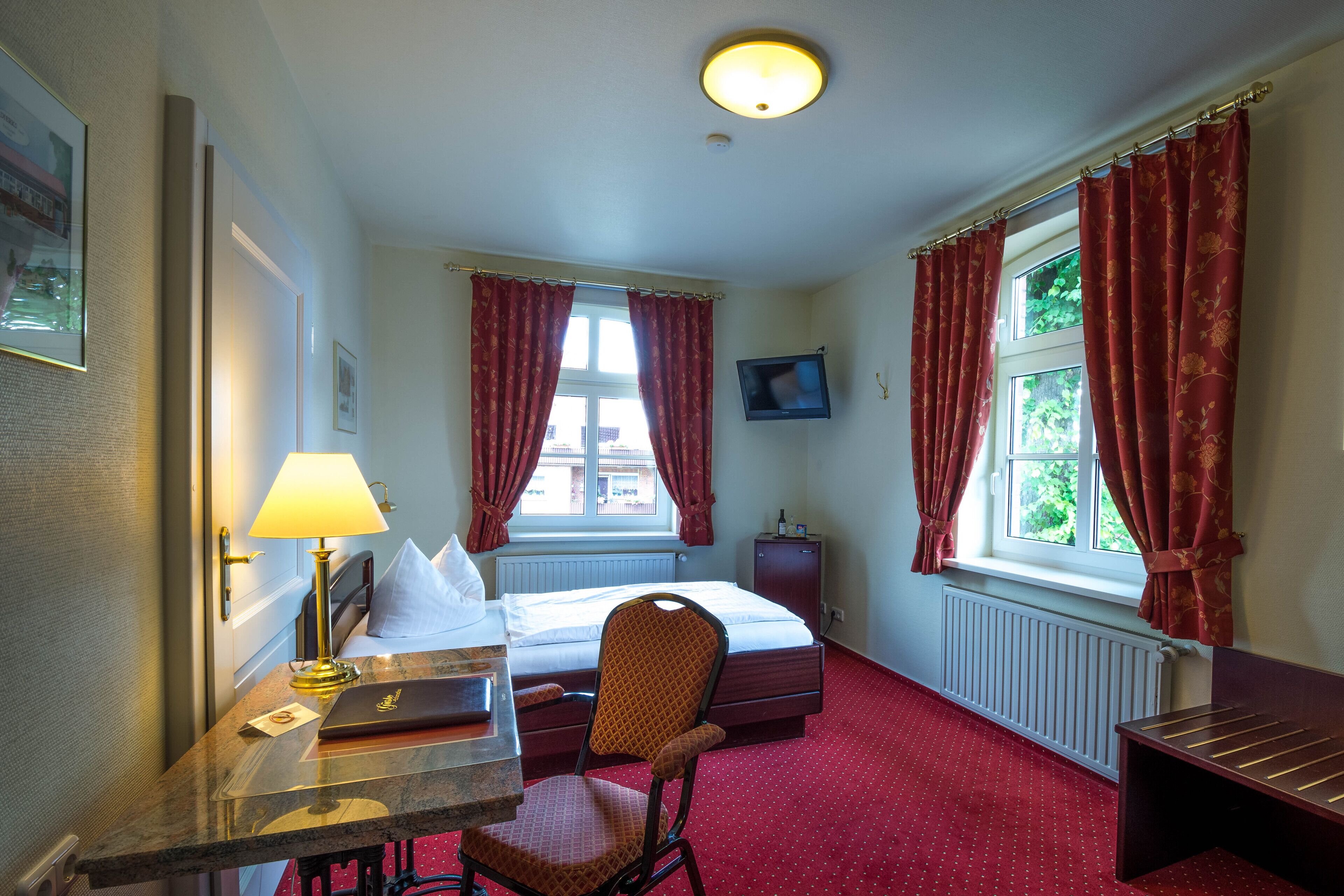 standard double room single use (kranplatz 2) | minibar, desk, free wifi, bed sheets