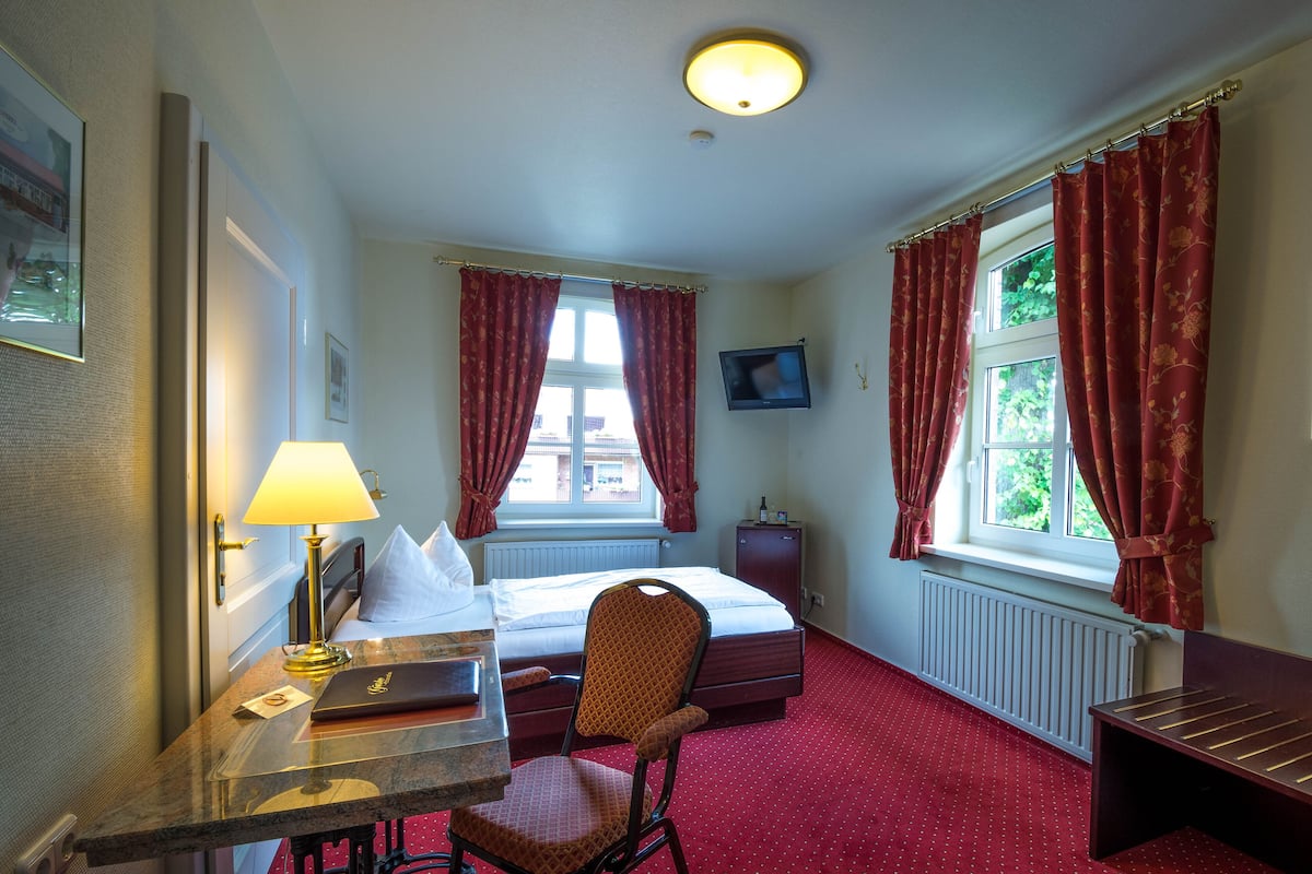 standard double room single use (kranplatz 2) | minibar, desk, free wifi, bed sheets