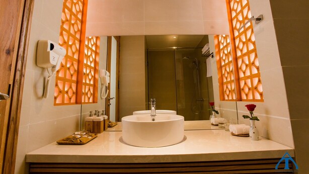 Shower, free toiletries, hair dryer, slippers - Tropical Da Nang Villa (Da Nang)