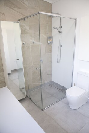 Design-Apartment, Mehrere Betten, Nichtraucher | Badezimmer | Dusche, Regendusche, Designer-Toilettenartikel, Haartrockner