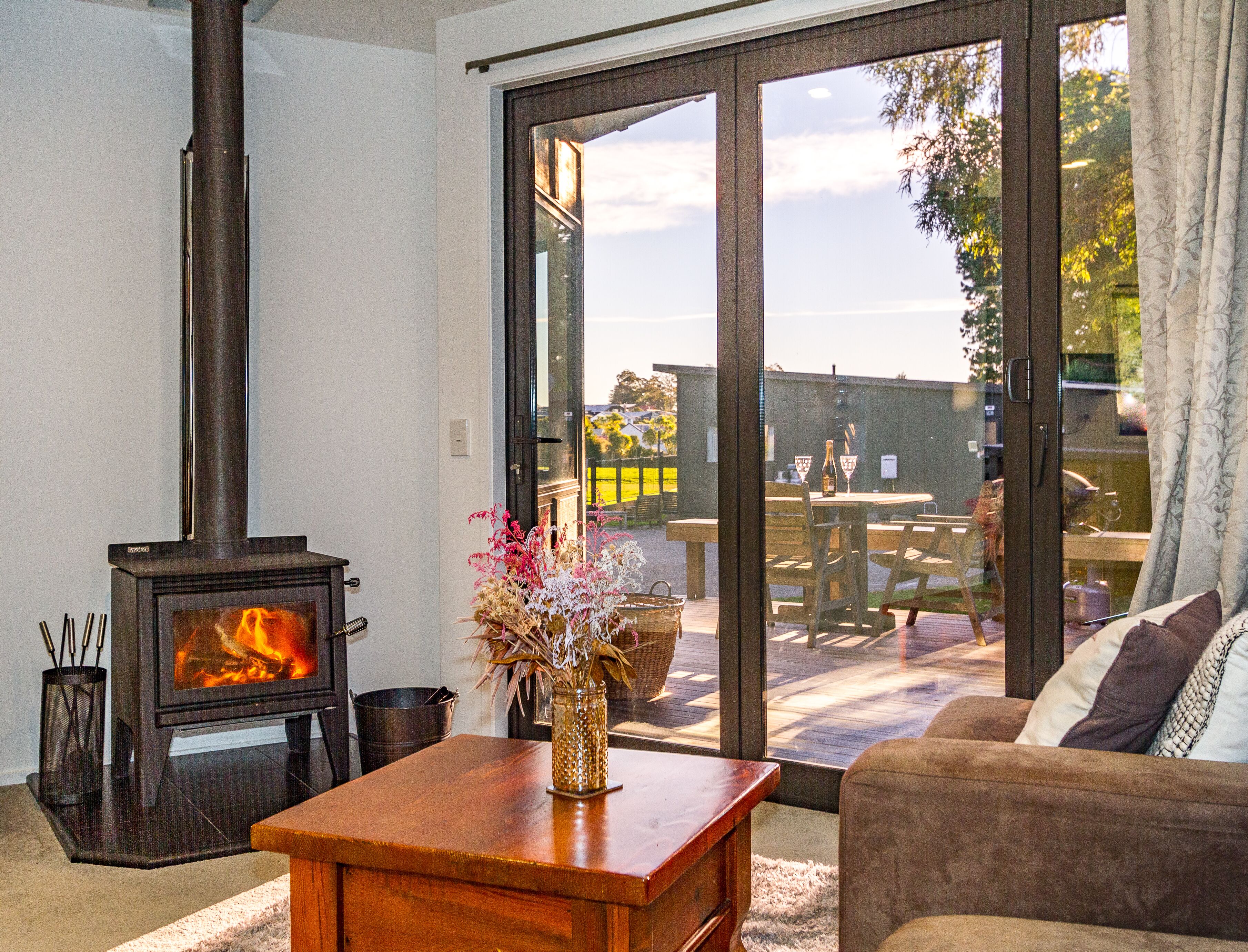 Smart-TV, Kamin, Stereoanlage